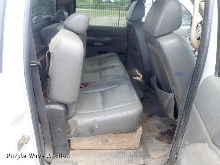 image for item DG3231 2009 Chevrolet Silverado 3500HD  Crew Cab flatbed pickup truck