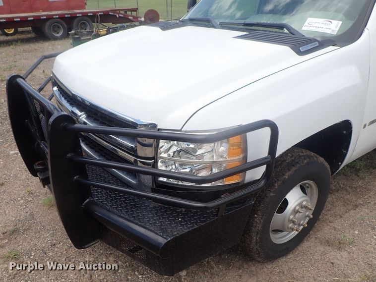 image for item DG3231 2009 Chevrolet Silverado 3500HD  Crew Cab flatbed pickup truck