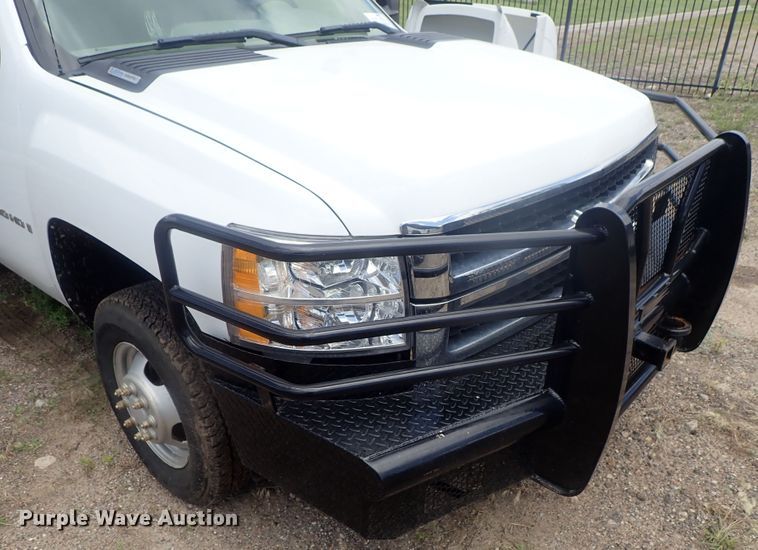 image for item DG3231 2009 Chevrolet Silverado 3500HD  Crew Cab flatbed pickup truck