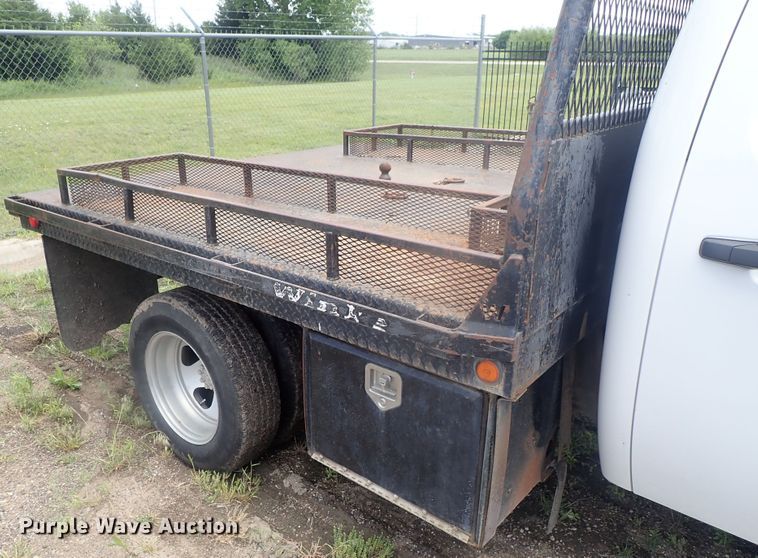 image for item DG3231 2009 Chevrolet Silverado 3500HD  Crew Cab flatbed pickup truck