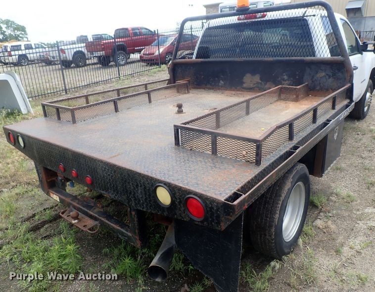 image for item DG3231 2009 Chevrolet Silverado 3500HD  Crew Cab flatbed pickup truck