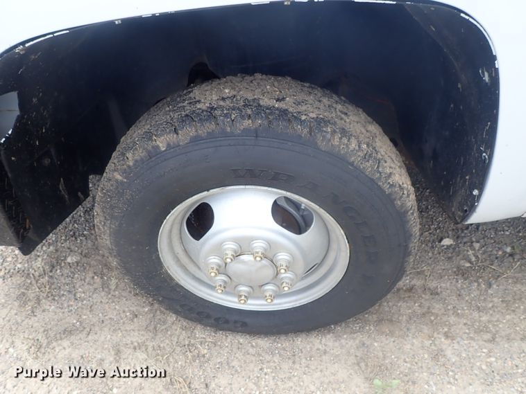 image for item DG3231 2009 Chevrolet Silverado 3500HD  Crew Cab flatbed pickup truck