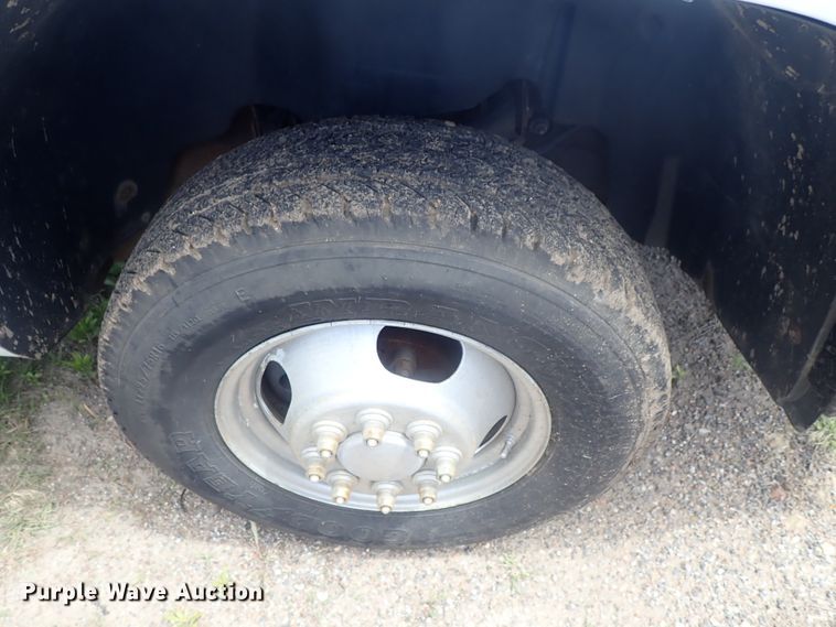 image for item DG3231 2009 Chevrolet Silverado 3500HD  Crew Cab flatbed pickup truck