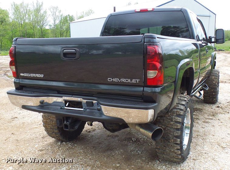 image for item DG5686 2004 Chevrolet Silverado 2500HD  Ext. Cab pickup truck