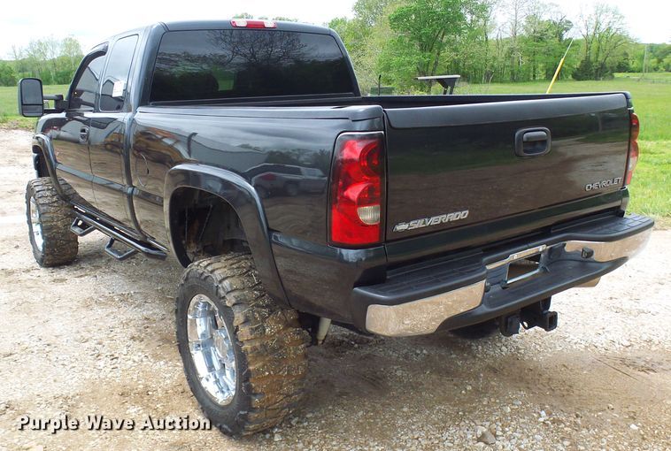 image for item DG5686 2004 Chevrolet Silverado 2500HD  Ext. Cab pickup truck
