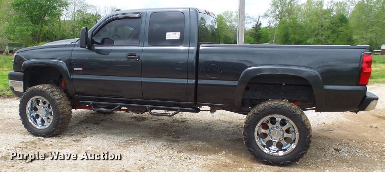 image for item DG5686 2004 Chevrolet Silverado 2500HD  Ext. Cab pickup truck