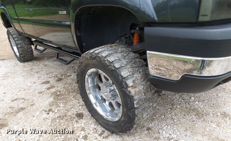 image for item DG5686 2004 Chevrolet Silverado 2500HD  Ext. Cab pickup truck