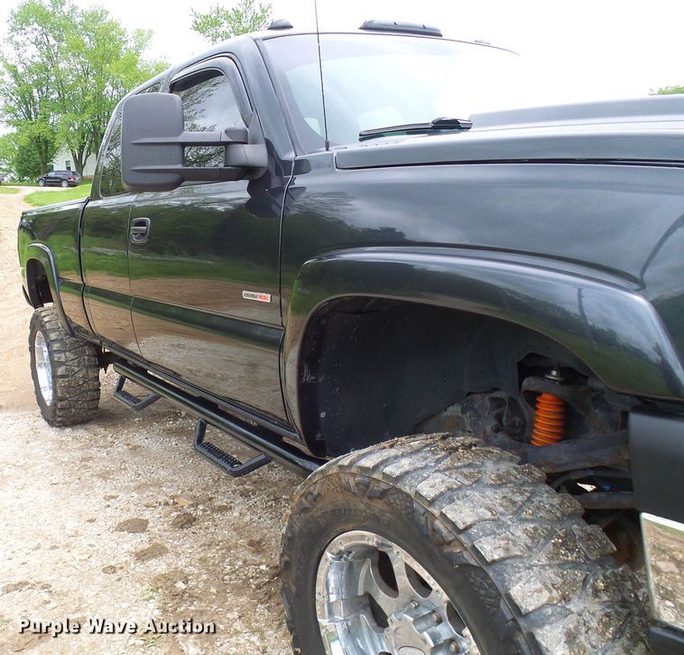 image for item DG5686 2004 Chevrolet Silverado 2500HD  Ext. Cab pickup truck