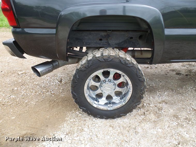 image for item DG5686 2004 Chevrolet Silverado 2500HD  Ext. Cab pickup truck