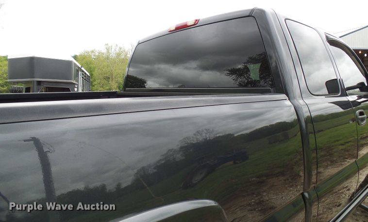 image for item DG5686 2004 Chevrolet Silverado 2500HD  Ext. Cab pickup truck