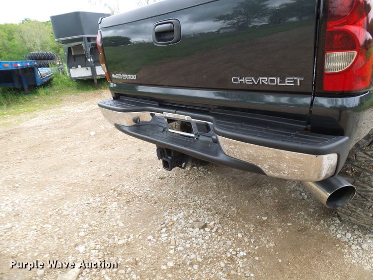 image for item DG5686 2004 Chevrolet Silverado 2500HD  Ext. Cab pickup truck