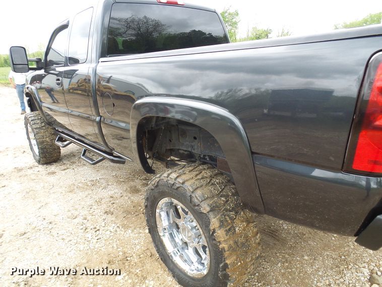 image for item DG5686 2004 Chevrolet Silverado 2500HD  Ext. Cab pickup truck