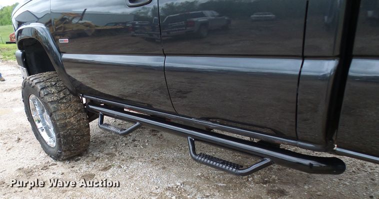 image for item DG5686 2004 Chevrolet Silverado 2500HD  Ext. Cab pickup truck