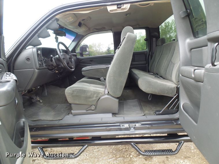 image for item DG5686 2004 Chevrolet Silverado 2500HD  Ext. Cab pickup truck