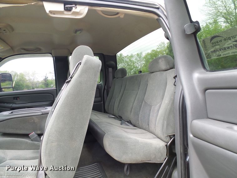 image for item DG5686 2004 Chevrolet Silverado 2500HD  Ext. Cab pickup truck