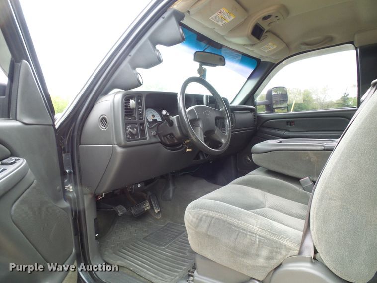 image for item DG5686 2004 Chevrolet Silverado 2500HD  Ext. Cab pickup truck