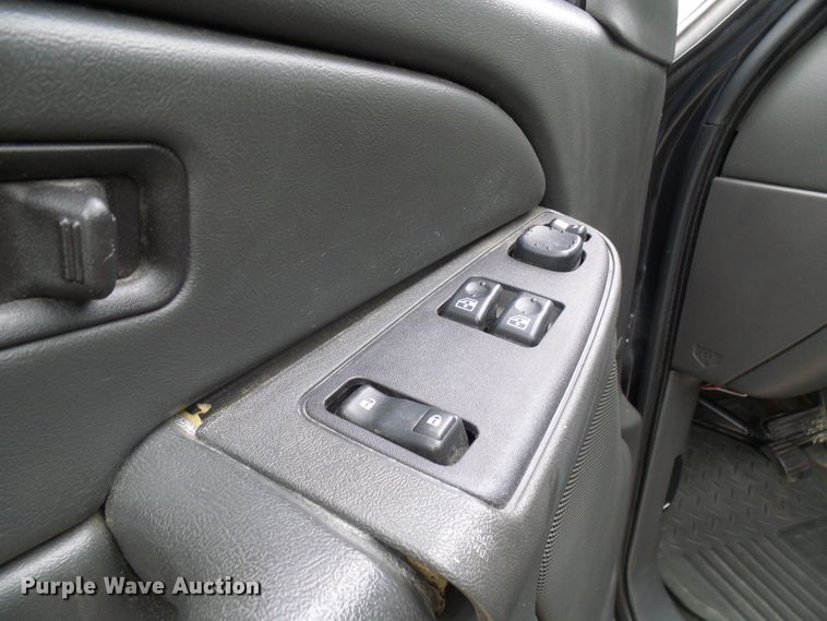 image for item DG5686 2004 Chevrolet Silverado 2500HD  Ext. Cab pickup truck