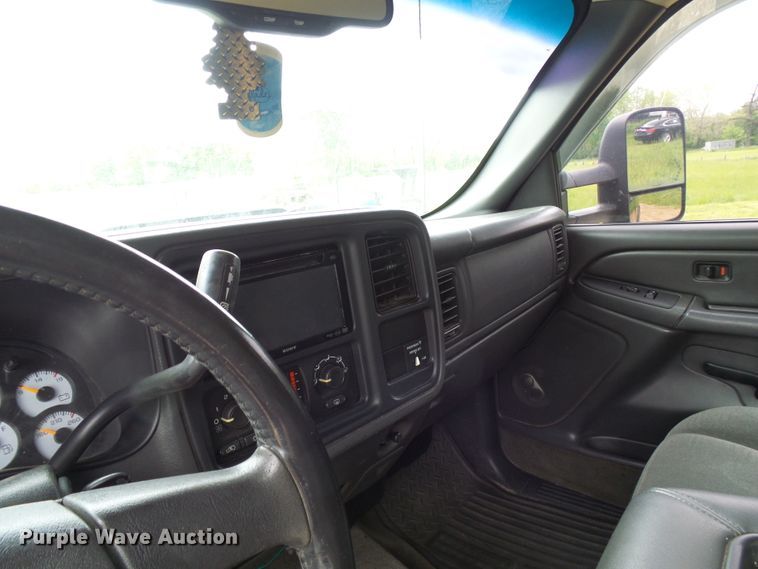 image for item DG5686 2004 Chevrolet Silverado 2500HD  Ext. Cab pickup truck