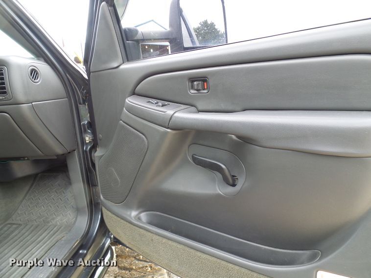 image for item DG5686 2004 Chevrolet Silverado 2500HD  Ext. Cab pickup truck