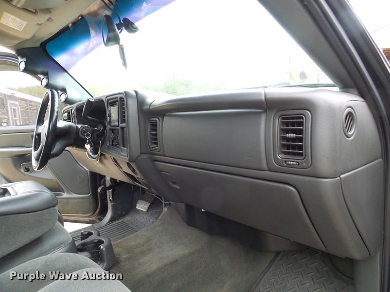 image for item DG5686 2004 Chevrolet Silverado 2500HD  Ext. Cab pickup truck