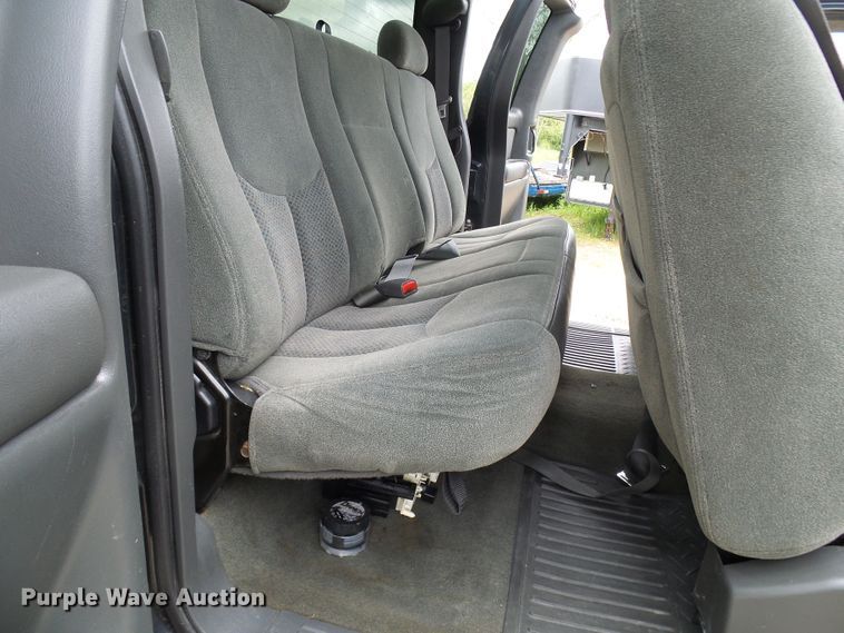 image for item DG5686 2004 Chevrolet Silverado 2500HD  Ext. Cab pickup truck