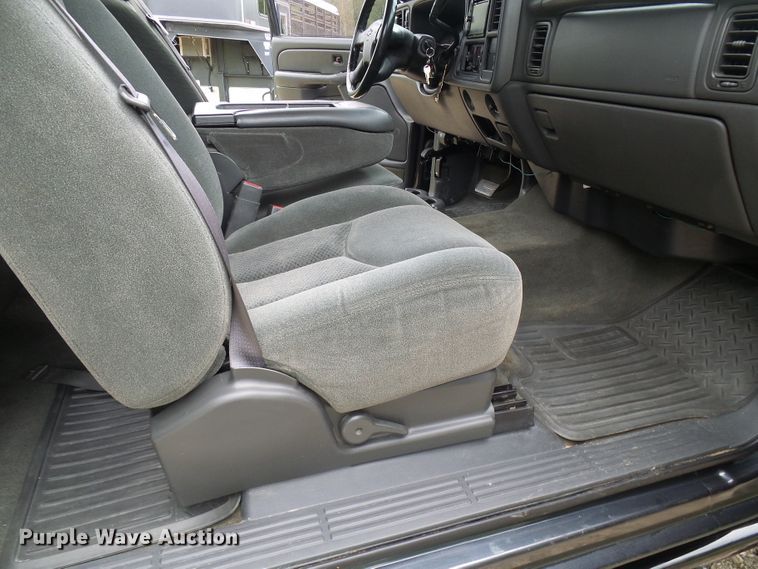 image for item DG5686 2004 Chevrolet Silverado 2500HD  Ext. Cab pickup truck