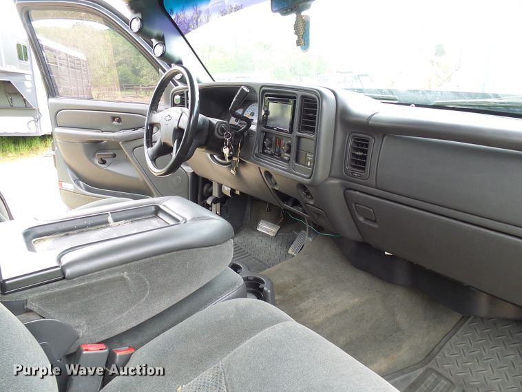 image for item DG5686 2004 Chevrolet Silverado 2500HD  Ext. Cab pickup truck