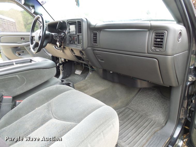 image for item DG5686 2004 Chevrolet Silverado 2500HD  Ext. Cab pickup truck