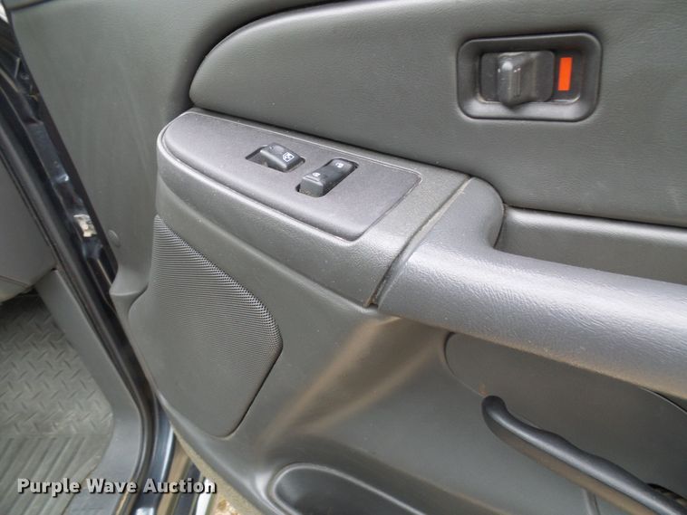 image for item DG5686 2004 Chevrolet Silverado 2500HD  Ext. Cab pickup truck