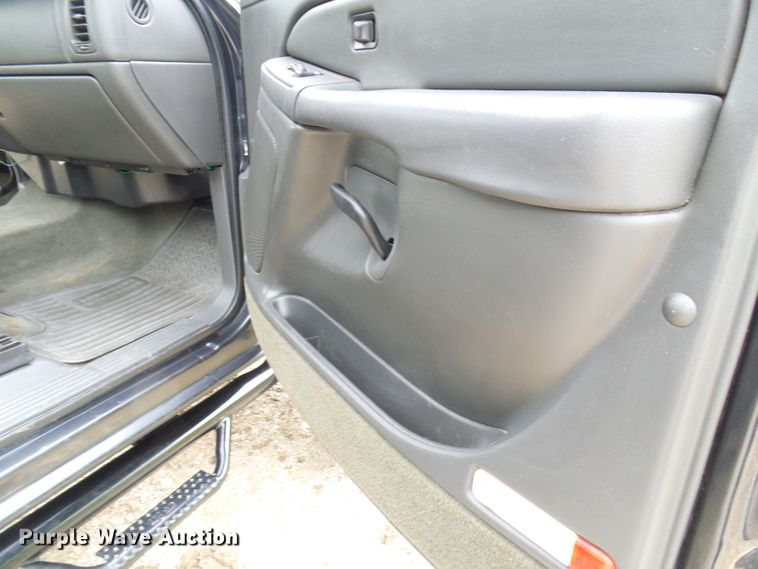 image for item DG5686 2004 Chevrolet Silverado 2500HD  Ext. Cab pickup truck