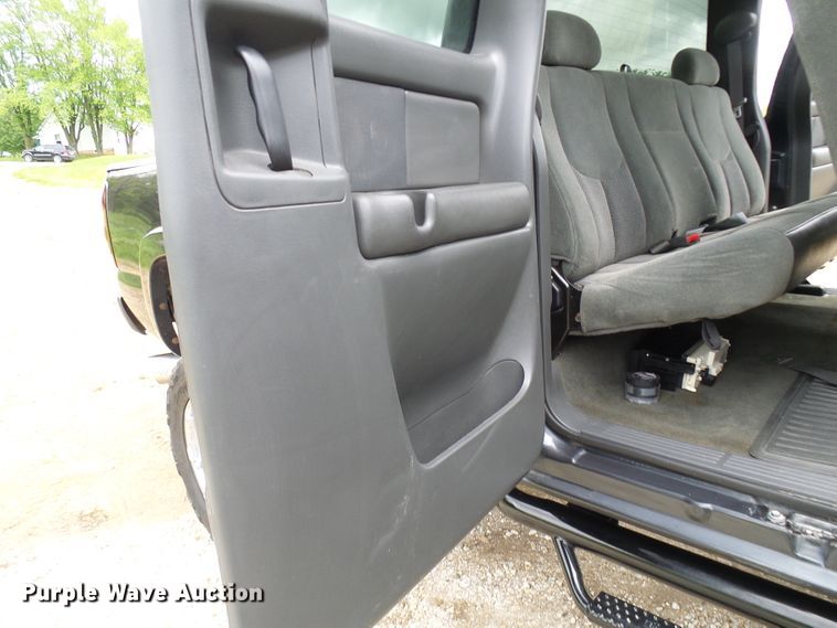 image for item DG5686 2004 Chevrolet Silverado 2500HD  Ext. Cab pickup truck