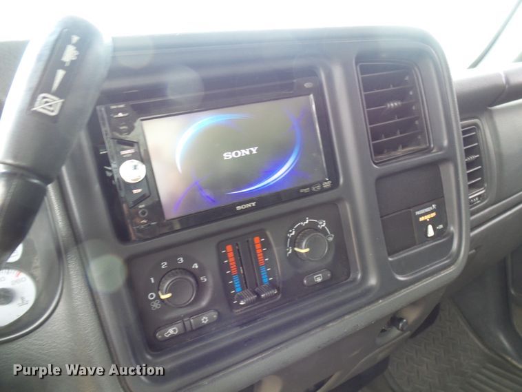 image for item DG5686 2004 Chevrolet Silverado 2500HD  Ext. Cab pickup truck