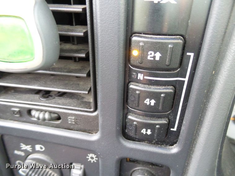 image for item DG5686 2004 Chevrolet Silverado 2500HD  Ext. Cab pickup truck