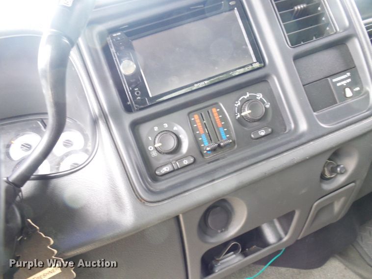 image for item DG5686 2004 Chevrolet Silverado 2500HD  Ext. Cab pickup truck