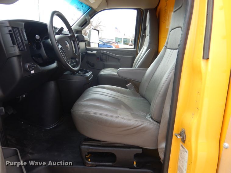 image for item DG5941 2016 GMC Savana box truck