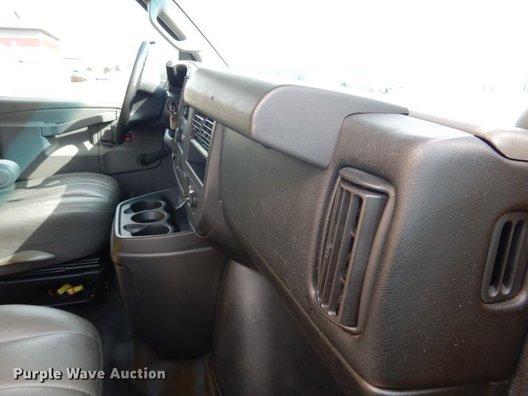 image for item DG5941 2016 GMC Savana box truck