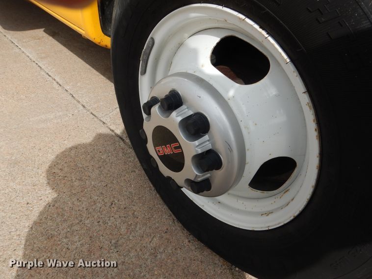 image for item DG5941 2016 GMC Savana box truck