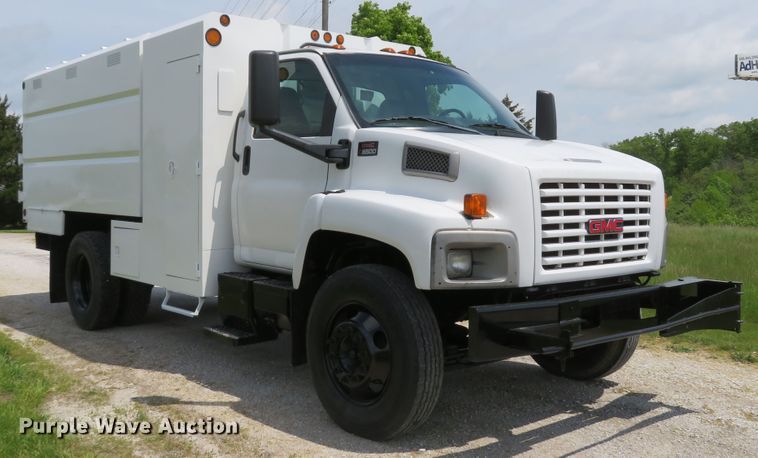 image for item DI2197 2004 GMC C6500  chip bed truck