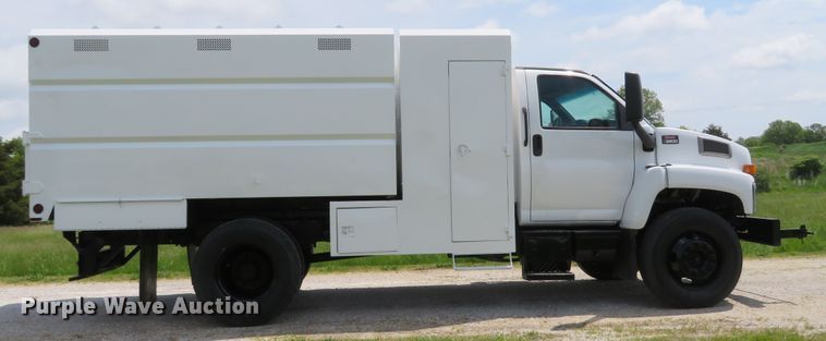 image for item DI2197 2004 GMC C6500  chip bed truck