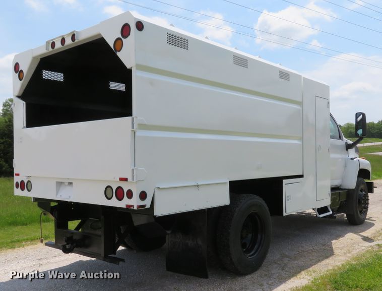 image for item DI2197 2004 GMC C6500  chip bed truck