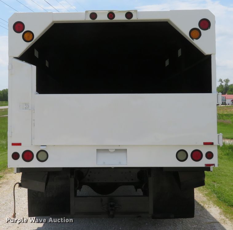 image for item DI2197 2004 GMC C6500  chip bed truck