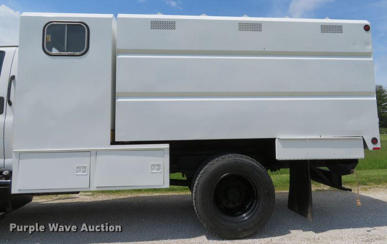 image for item DI2197 2004 GMC C6500  chip bed truck