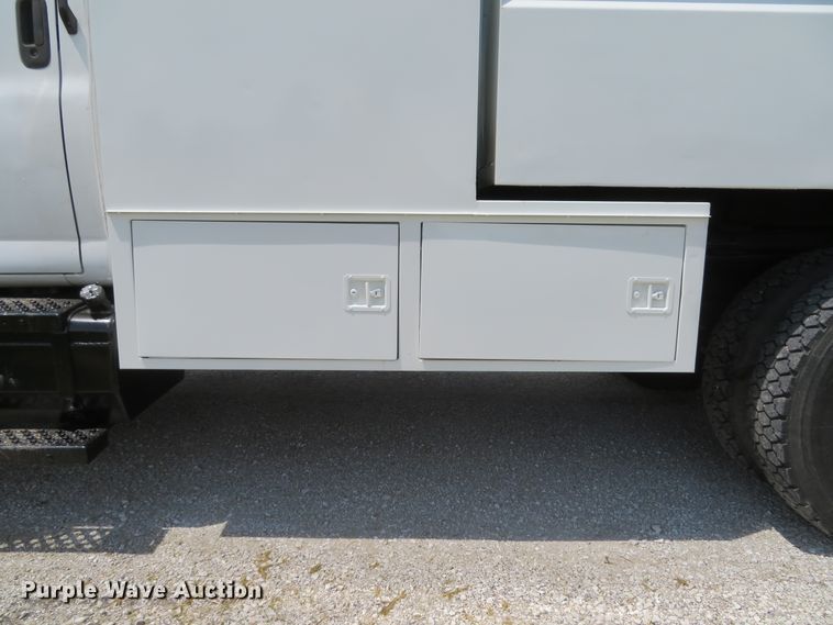 image for item DI2197 2004 GMC C6500  chip bed truck