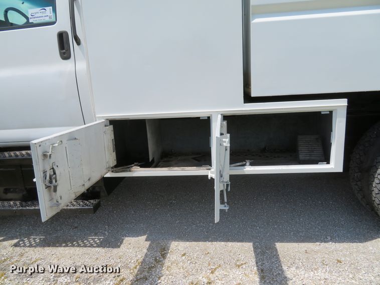 image for item DI2197 2004 GMC C6500  chip bed truck