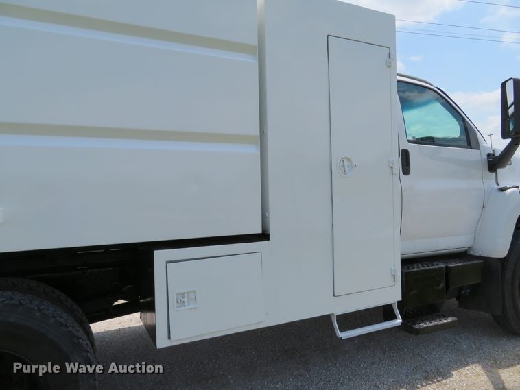 image for item DI2197 2004 GMC C6500  chip bed truck