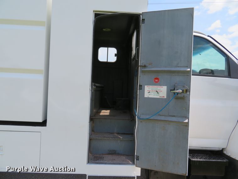 image for item DI2197 2004 GMC C6500  chip bed truck