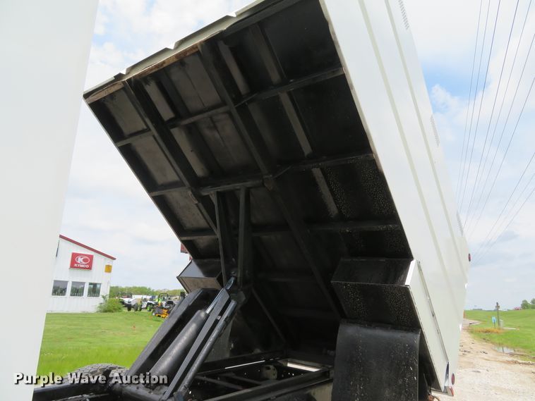 image for item DI2197 2004 GMC C6500  chip bed truck