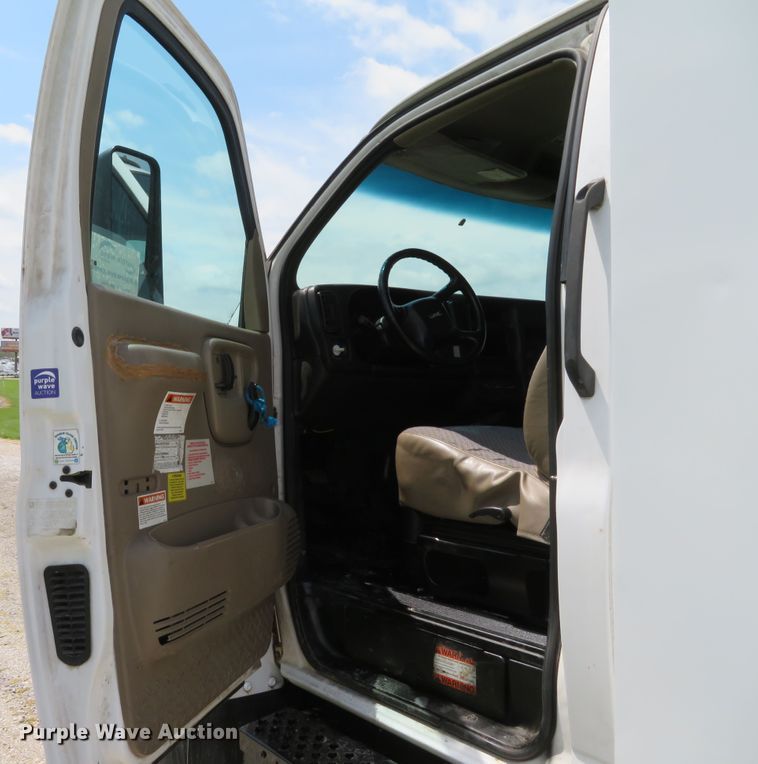 image for item DI2197 2004 GMC C6500  chip bed truck