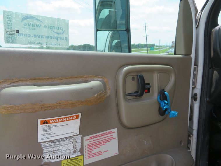 image for item DI2197 2004 GMC C6500  chip bed truck