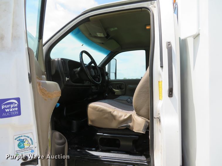 image for item DI2197 2004 GMC C6500  chip bed truck